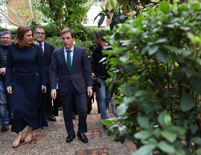 La alcaldesa de Valencia, María José Catalá y el alcalde de Madrid, José Luis Martínez-Almeida, durante el acto conmemorativo por el centenario del fallecimiento del pintor Joaquín Sorolla, en el Museo Sorolla.