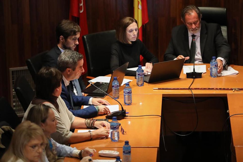 El candidato a la Alcaldía, Víctor José Gutiérrez (c), interviene durante el Pleno extraordinario de la Moción de Censura que ha presentado el PP de Torrelaguna al alcalde del municipio, en el Ayuntamiento, a 2 de noviembre de 2023, en Torrelaguna, Madr