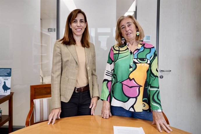 La concejala delegada de Sostenibilidad Medioambiental, Penélope Gómez, y la presidenta de la Sociedad Protectora de Animales y Plantas, Carmen Manzano