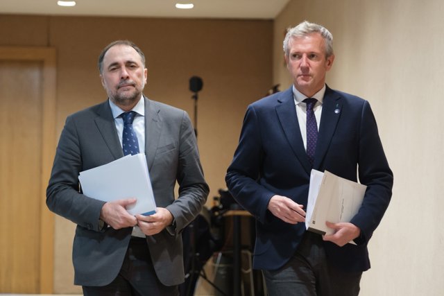 El conselleiro de Sanidade, Julio García Comesaña, junto al presidente de la Xunta,Alfonso Rueda, tras el Consello de la Xunta del 2 de noviembre de 2023