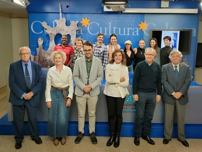 Autores e intérpretes de 'El Tiempo Inventado', junto a representantes de entidades colaboradoras, en la presentación de la obra en Salamanca