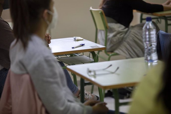 Archivo - Niña en su pupitre en un colegio de Galicia.