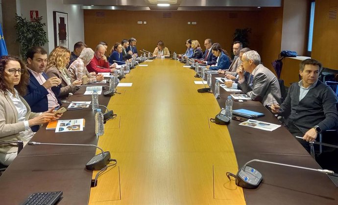 La vicepresidencia y consejera de Presidencia, Reto Demográfico, Igualdad y Turismo, Gimena Llamedo, junto al consejero de Fomento, Cooperación Local y Prevención de Incendios, Alejandro Calvo (a su izquierda en la foto) y la consejera de Transición Eco