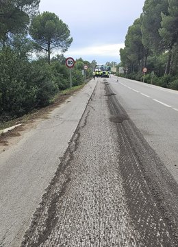 Np Y Fotos (La Junta Corrige Deformaciones En El Firme De La Carretera A 2003 En San José Del Valle)