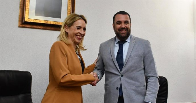 Almudena Martínez con el alcalde de Algar.