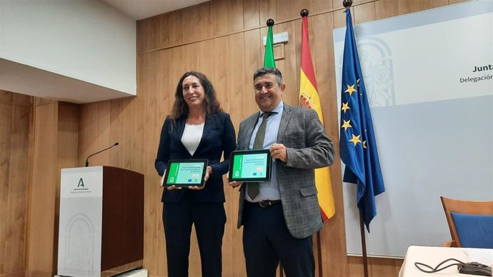 La consejera de Inclusión Social, Juventud, Familias e Igualdad, Loles López, y el delegado de la Junta en Huelva, José Manuel Correa, en la presentación de los Presupuestos 2024 de la Junta para la provincia onubense.
