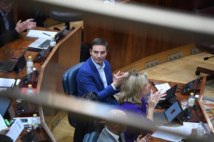El secretario general del PSOE-Madrid, Juan Lobato, durante un pleno en la Asamblea de Madrid, a 2 de noviembre de 2023