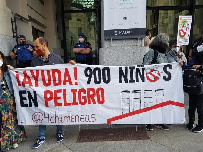 Archivo - Vecinos protestan frente a Cibeles contra las cocinas fantasma