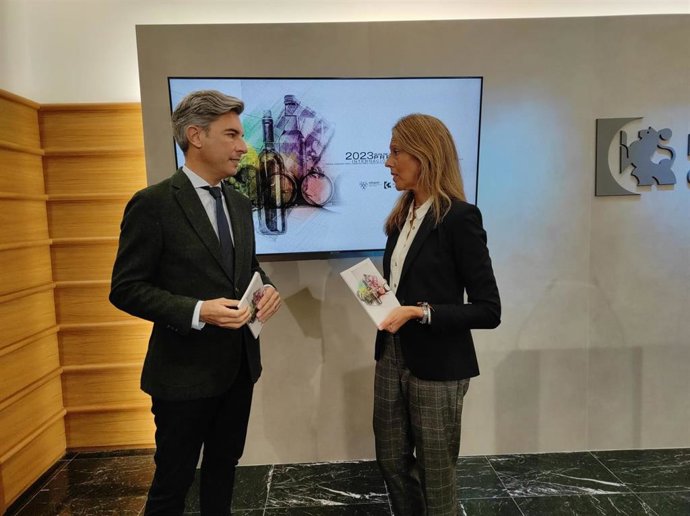 El vicepresidente primero y delegado de Infraestructuras, Sostenibilidad y Agricultura de la Diputación, Andrés Lorite, y la presidenta de la Asociación Vinavin, Rocío Márquez, en la presentación de la guía.