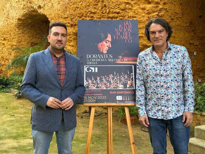 El delegado de Cultura del Ayuntamiento de Alcalá de Guadaíra, Christopher Rivas, y el pianista Dorantes en la presentación de 'Sur Sinfónico'.
