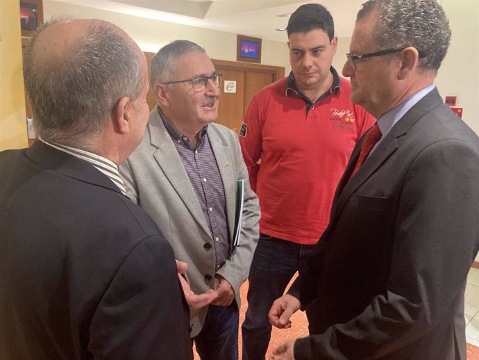 Dueñas (d) y Lorenzo Rivera, lider de Coag CyL, minutos antes de participar en el pleno de la organización.