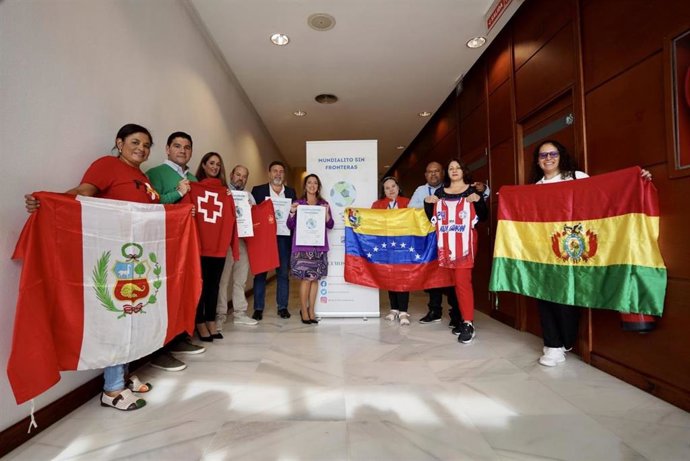 La concejala delegada de Participación, Migración y Cooperación al Desarrollo del Ayuntamiento de Málaga, Mar Torres, junto al presidente de la Federación Central Ciudadana, Enrique Vega, ha presentado este jueves la edición de este año.