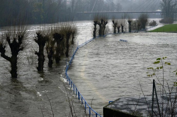 Archivo - Crecida del río Miño a su paso por la ciudad de Ourense, a 19 de enero de 2023, en Ourense, Galicia (España). La Agencia Estatal de Meteorología (Aemet) mantiene a Lugo en alerta amarilla por el temporal, debido a las diversas inundaciones que