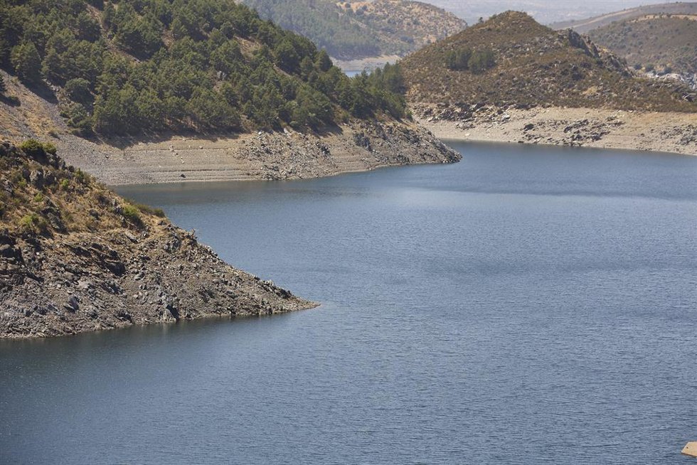 Archivo - Vista del embalse del Atazar en el Berrueco, a 11 de agosto de 2022, en El Berrueco, Madrid (España). Este embalse cuenta con 425,3 hm de capacidad, lo que representa el 46 % del volumen embalsado de la región de Madrid. Los embalses que gestio