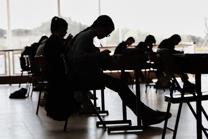 Archivo - Alumnos de bachillerato del Colegio Virgen de Europa de Boadilla del Monte (Madrid) se enfrentan a los primeros exámenes presenciales tras el parón por el coronavirus en el polideportivo del centro, con medidas de seguridad como una mayor dist