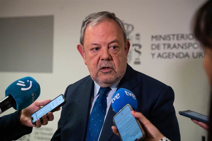 El consejero de Economía y Hacienda del País Vasco, Pedro Azpiazu, atiende a medios tras una reunión con la ministra de Transportes, Movilidad y Agenda Urbana en funciones, en la sede del Ministerio, a 2 de noviembre de 2023, en Madrid (España). 