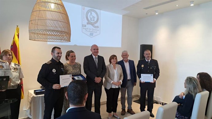 La consellera de Presidencia y Administraciones Públicas, Antnia Maria Estarellas, en la entrega de reconocimientos a la Policía Local y Protección Civil en Ibiza.