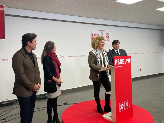 La secretaria general del PSOE de Huelva, María Eugenia LImón, junto a otros miembros del partido.
