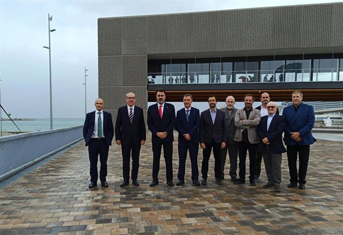 El presidente del Puerto de Barcelona, Lluís Salvadó, en la nueva rambla y con el Edificio Mirador en el fondo