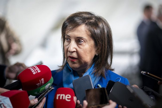 La ministra de Defensa, Margarita Robles, ofrece declaraciones durante su visita al Role 2 de la Unidad Médica Aérea de Apoyo al Despliegue, en la Base Aérea de Torrejón de Ardoz, a 2 de noviembre de 2023, en Torrejón de Ardoz, Madrid (España).