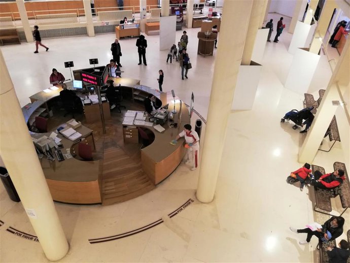 Archivo - Una empleada limpia el mostrador del 010 en el Ayuntamiento de Logroño, que ha intensificado estas labores.