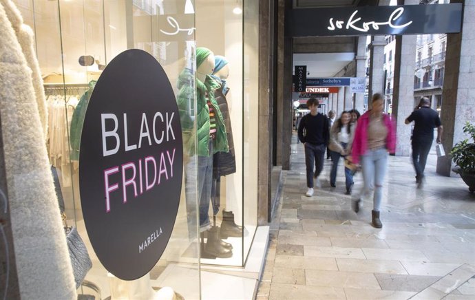 Archivo - 25 November 2022, Spain, Palma: People walk through a shopping street in Palma during the Black Friday sales. Photo: Clara Margais/dpa