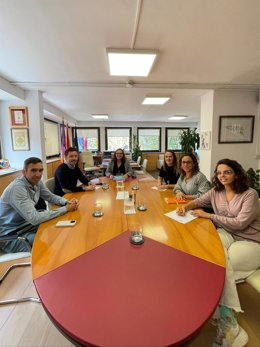 La consellera de Salud, Manuela García, el director general de IbSalut, Javier Ureña, el gerente de Atención Primaria de Mallorca, Carlos Raduán, y las responsables de APapIB.