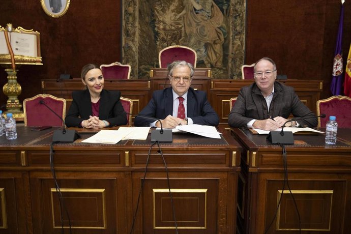 El presidente de la Diputación de Córdoba, Salvador Fuentes (centro), acompañado por la vicepresidenta del Patronato Provincial de Turismo en la institución provincial, Narci Ruiz, en la firma de convenios de turismo.