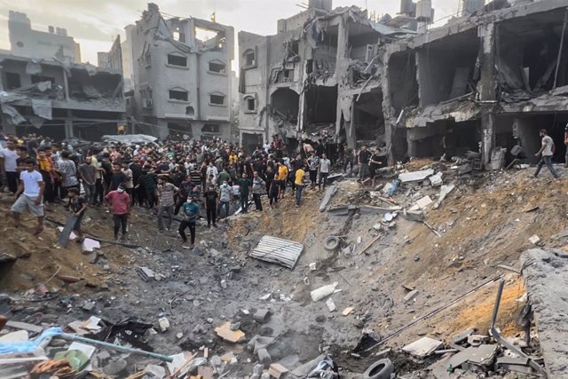 Un grupo de palestinos busca supervivientes entre edificios destruidos por el bombardeo ejecutado por el Ejército de Israel contra el campamento de refugiados de Yabalia, en el norte de la Franja de Gaza