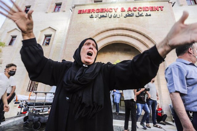 Archivo - Una mujer frente a un hospital en la Franja de Gaza (archivo)