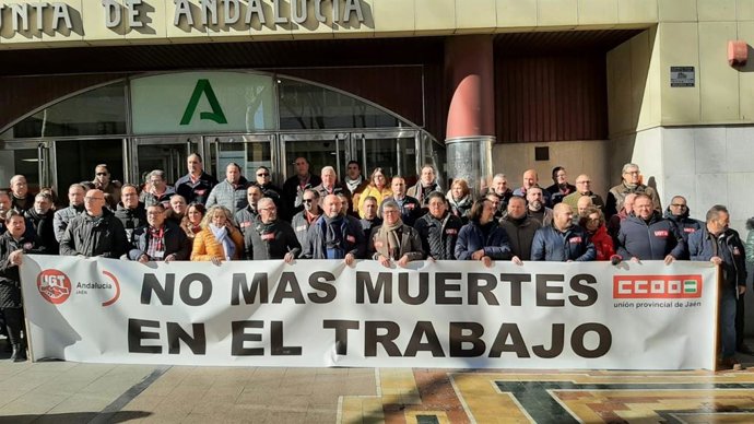 Archivo - Imagen de archivo de una concentración contra la siniestralidad laboral ante la Delegación de Empleo
