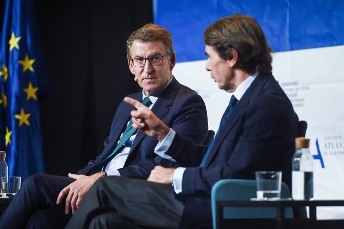 El presidente del Partido Popular, Alberto Núñez Feijóo (i), y el expresidente del Gobierno José María Aznar (d) mantienen un coloquio durante la inauguración del Máster de Acción Política del Instituto de Estudios Atlánticos y la Universidad Francisco 