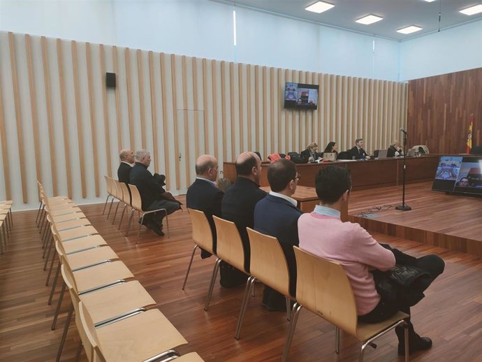 Os acusados por unha trama dedicada á venda de decodificadores de TV 'piratas', na vista de conformidade celebrada na sección quinta da Audiencia Provincial de Pontevedra, con sede en Vigo.