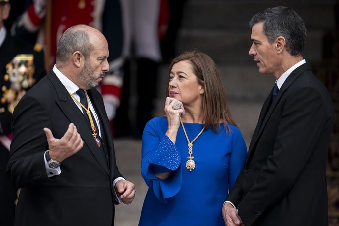 (I-D)El presidente del Senado, Pedro Rollán; la presidenta del Congreso Francina Armengol, y el presidente del Gobierno en funciones, Pedro Sánchez, durante el acto de jura de la Constitución ante las Cortes Generales, en el Congreso de los Diputados, a