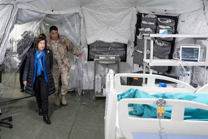 La ministra de Defensa en funciones, Margarita Robles, durante su visita al Role 2 de la Unidad Médica Aérea de Apoyo al Despliegue, en la Base Aérea de Torrejón de Ardoz, a 2 de noviembre de 2023, en Torrejón de Ardoz, Madrid (España).