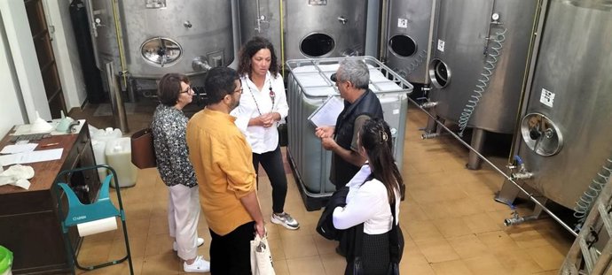 La portavoz de los Socialistas de Mallorca, Catalina Cladera, visita la Cooperativa Agraria de Sóller