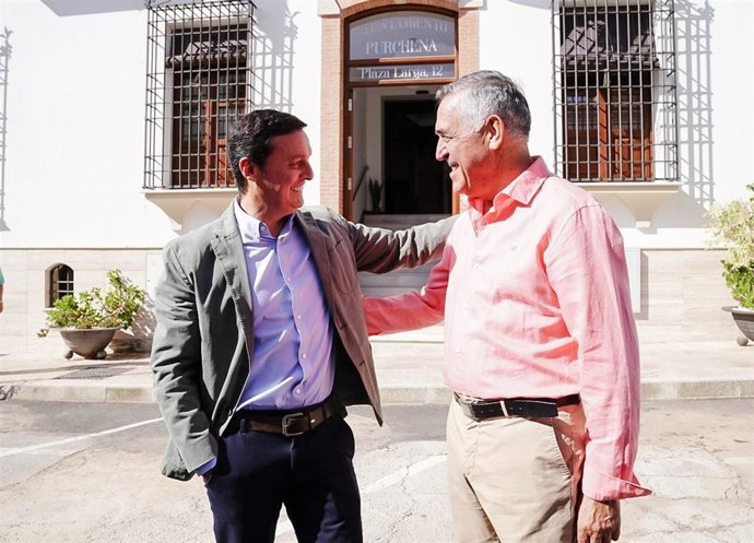 Archivo - El presidente de la Diputación, Javier Aureliano García, en una visita a Purchena