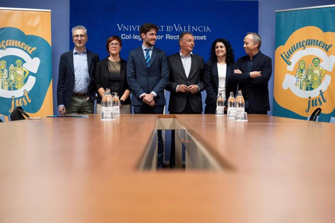 El portavoz adjunto del PSPV, Arcadi España; la portavoz de Compromís, gueda Micó; el coordinador general del PPCV, Juan Carlos Caballero; el presidente de la CEV, Salvador Navarro y los secretarios generales de CCOO y UGT PV, Ana García e Ismael Sáez