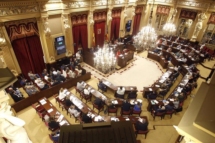 Archivo - Vista general del Parlament durante una sesión.