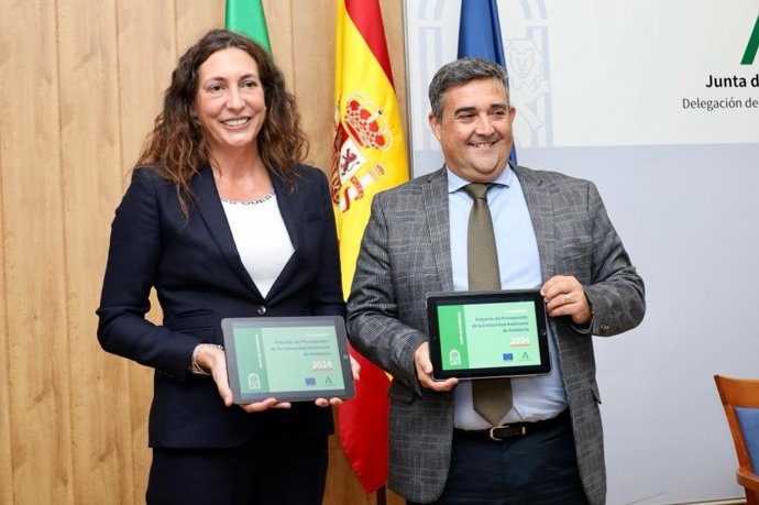 La consejera de Inclusión Social, Juventud, Familias e Igualdad, Loles López, junto al delegado de la Junta en Huelva, José Manuel Correa.