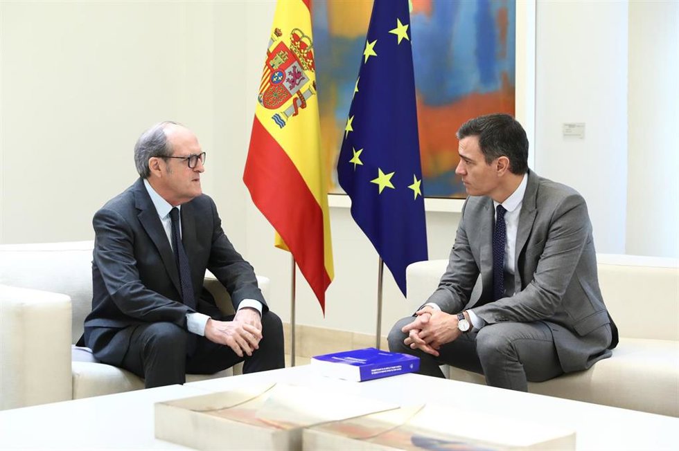 El Defensor del Pueblo, Ángel Gabilondo, y el presidente del Gobierno, Pedro Sánchez.