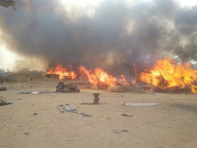 Archivo - Incendios durante una operación del Ejército de Nigeria contra Boko Haram (archivo)