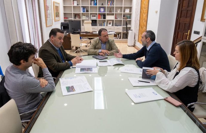 Reunión entre el presidente de la Diputación de Huelva, David Toscano, y la Asociación de Industrias Cárnicas de Hueva (AIC Huelva).