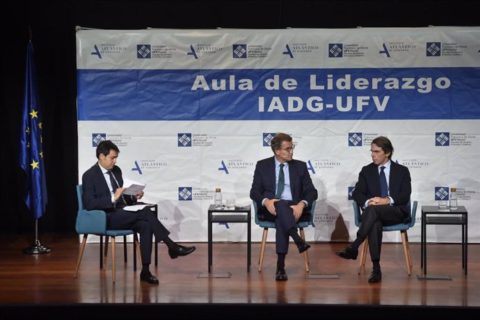 El presidente del Partido Popular, Alberto Núñez Feijóo (c), y el expresidente del Gobierno José María Aznar (1d) mantienen un coloquio durante la inauguración del Máster de Acción Política del Instituto de Estudios Atlánticos y la Universidad Francisco