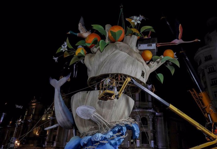 Archivo - Coronación de la parte central de la Falla grande de la Plaza del Ayuntamiento de Valencia, a 10 de marzo de 2023