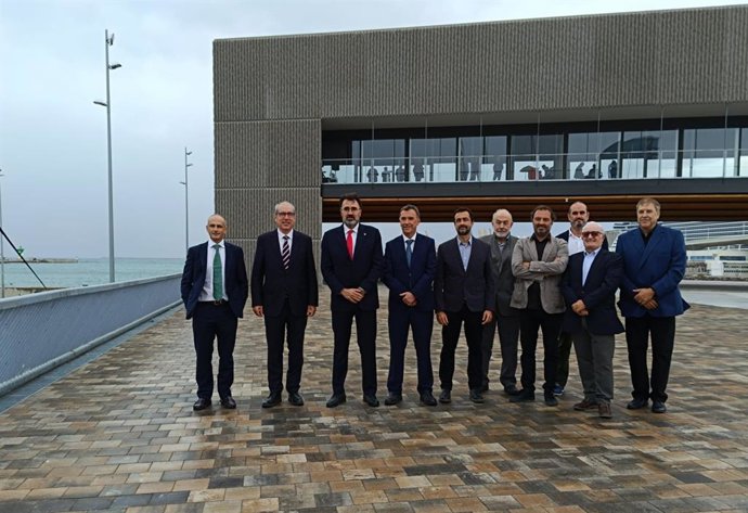 El president del Port de Barcelona, Lluís Salvadó, a la nova rambla i amb l'Edifici Mirador al fons