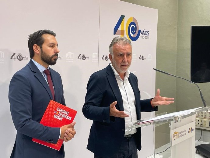 El portavoz económico del Grupo Socialista, Manuel Hernández, y el presidente, Ángel Víctor Torres, en rueda de prensa