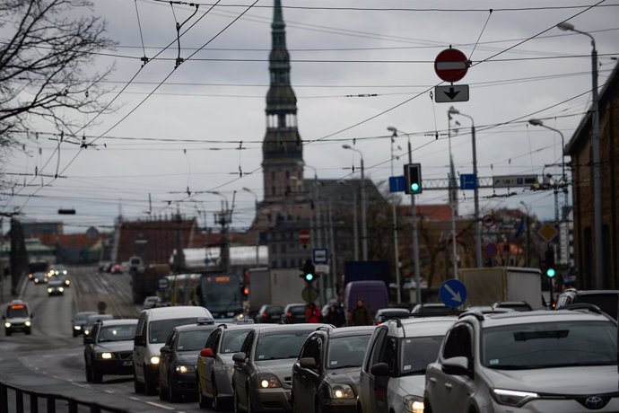 Archivo - Tráfico en las calles de Riga, Letonia