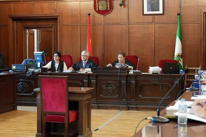 El tribunal del juicio antes de comenzar la primera sesión