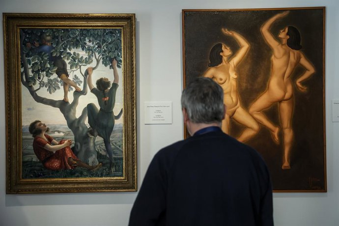 Una persona en una de las nuevas salas de la colección permanente del Museo de Bellas Artes dedicadas a la pintura de Retrato y a la de Paisaje del siglo XIX, en el Museo de Bellas Artes de Valncia